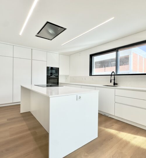 Moradia T3 em Murches com Garagem Box, Jardim e Piscina