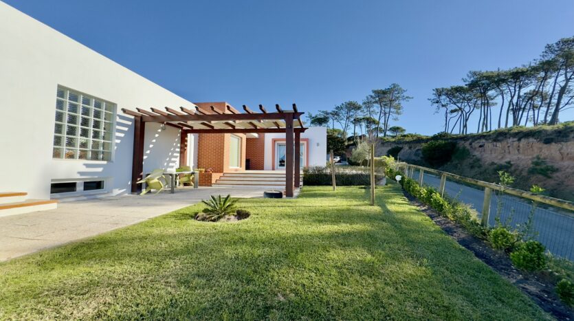 Moradia T4 em Foz do Arelho com jardim e piscina