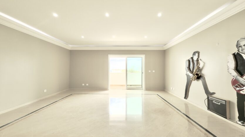 Apartamento T3 em Cascais com Vista Mar e Garagem Box