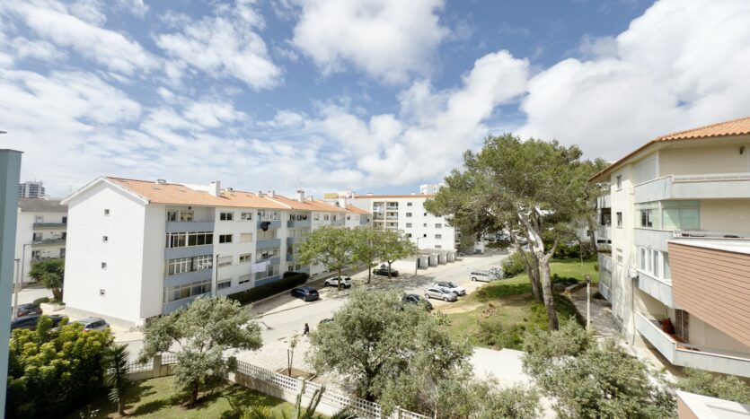 Apartamento T3 em Cascais com Vista Mar e Garagem Box