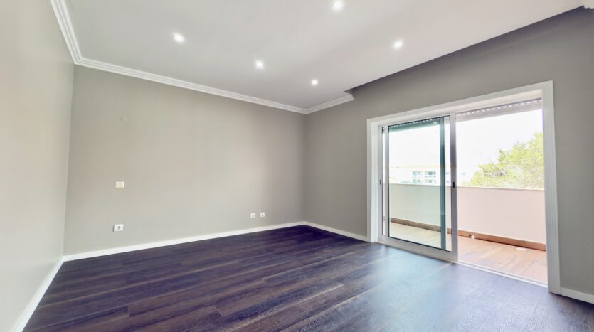 Apartamento T3 em Cascais com Vista Mar e Garagem Box