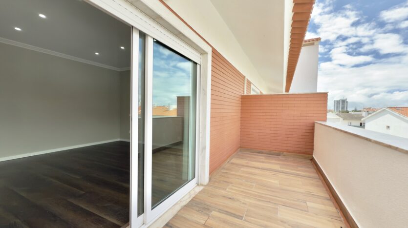 Apartamento T3 em Cascais com Vista Mar e Garagem Box