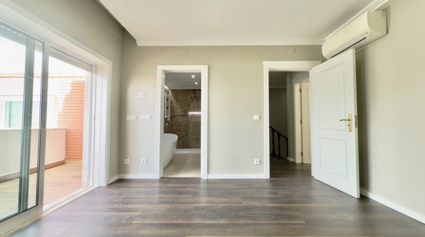 Apartamento T3 em Cascais com Vista Mar e Garagem Box