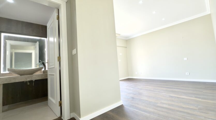 Apartamento T3 em Cascais com Vista Mar e Garagem Box