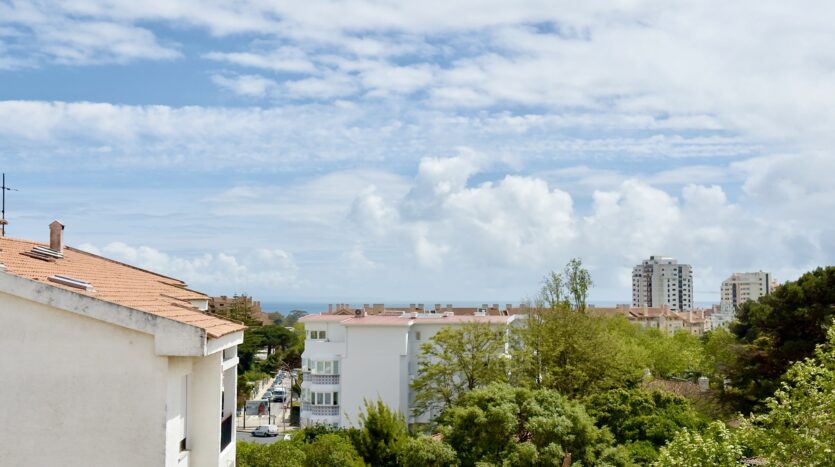 Apartamento T3 em Cascais com Vista Mar e Garagem Box
