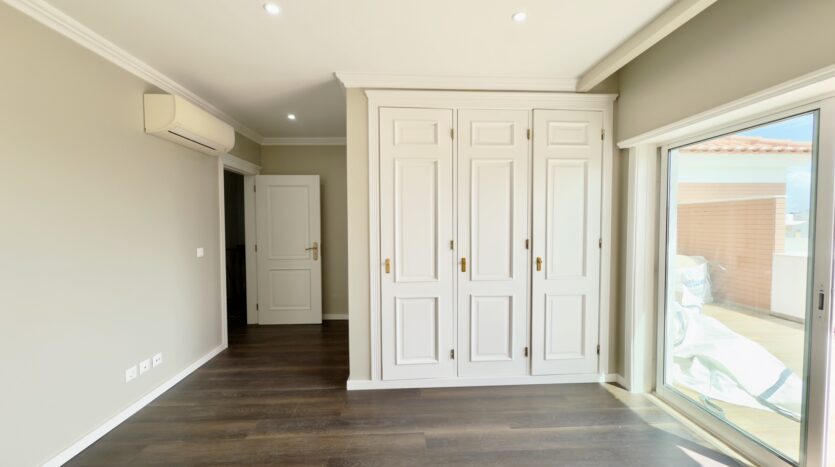 Apartamento T3 em Cascais com Vista Mar e Garagem Box