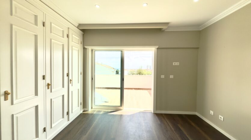 Apartamento T3 em Cascais com Vista Mar e Garagem Box