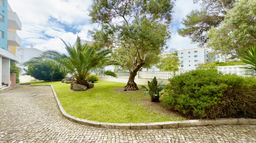 Apartamento T3 em Cascais com Vista Mar e Garagem Box