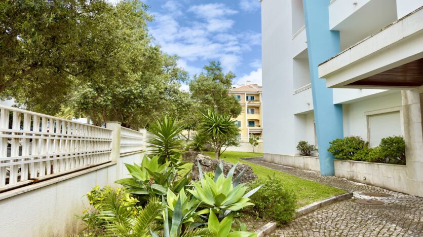 Apartamento T3 em Cascais com Vista Mar e Garagem Box