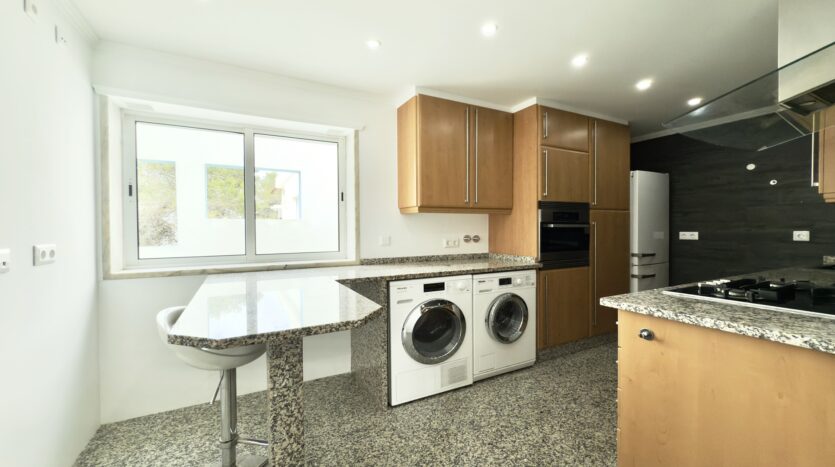 Apartamento T3 em Cascais com Vista Mar e Garagem Box